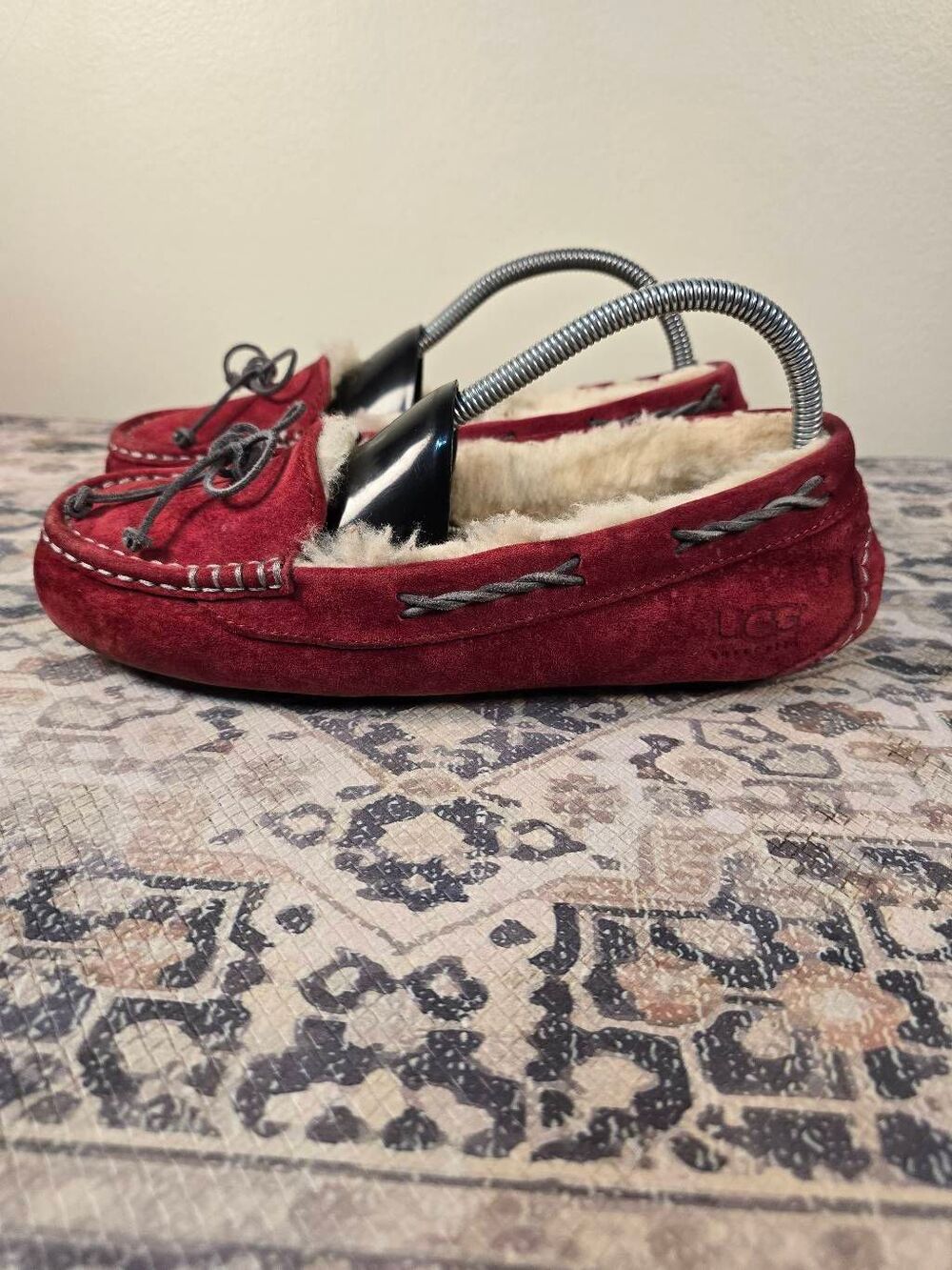 UGG Ansley Unisex Red Suede Lined Slip-On Moccasin Slippers Women's Size 9